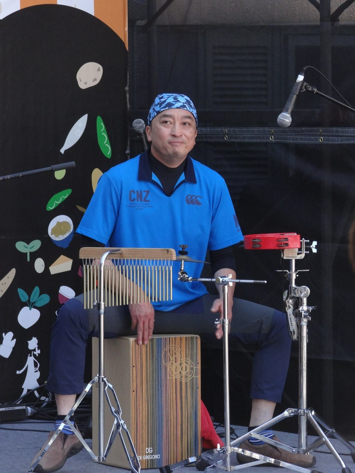 カホンを演奏する高田保則